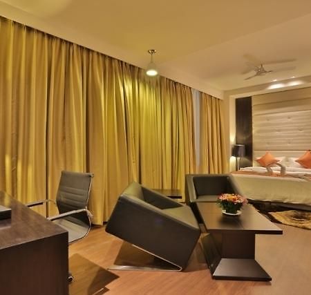 Una Smart Mandarin Panchkula Exterior photo